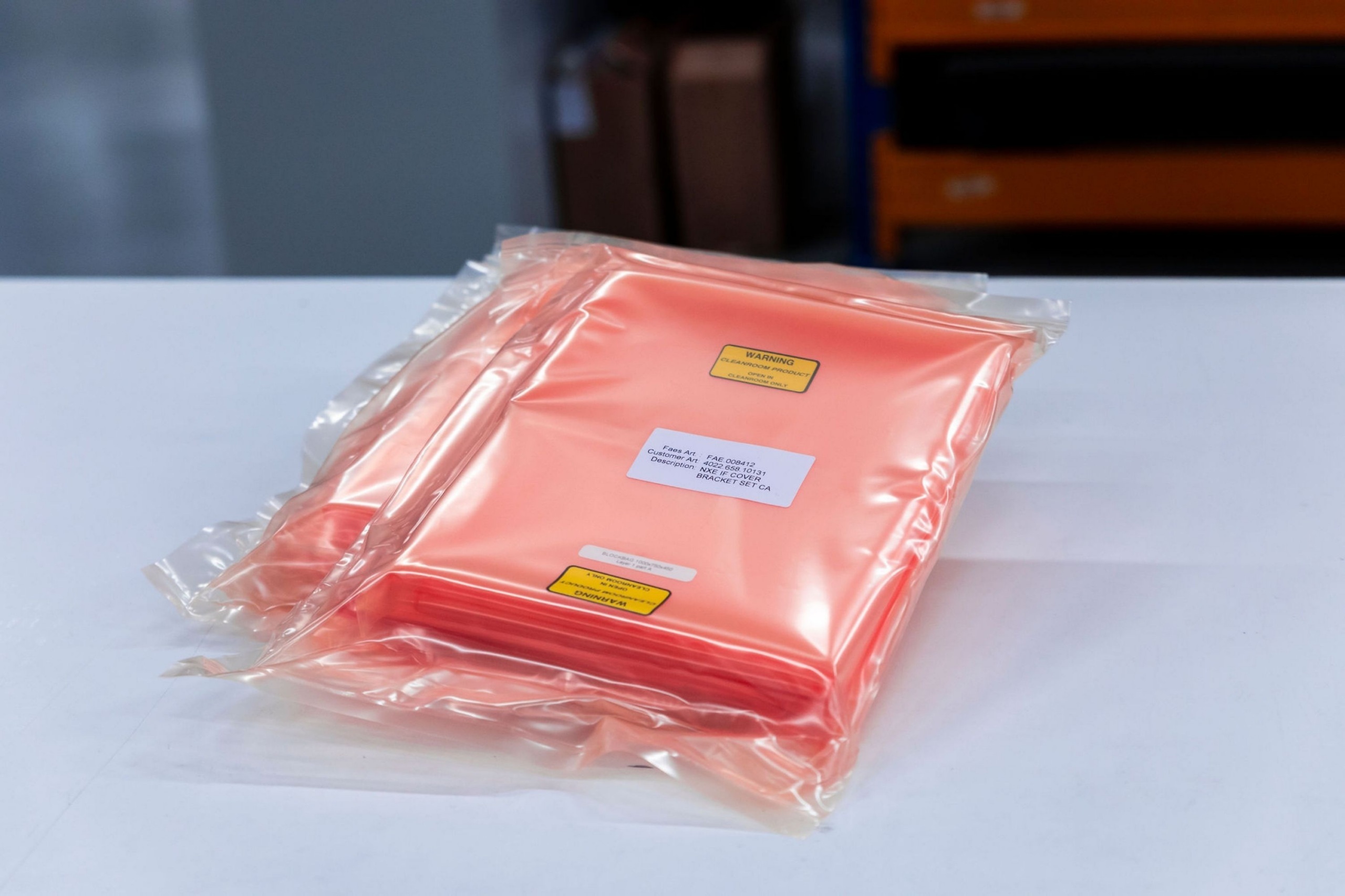 Meerdere componentsets van Faes liggen afzonderlijk verpakt in beschermende cleanroomzakken, passend bij zorgvuldige verpakking en logistiek voor de Europese semiconductorindustrie.
