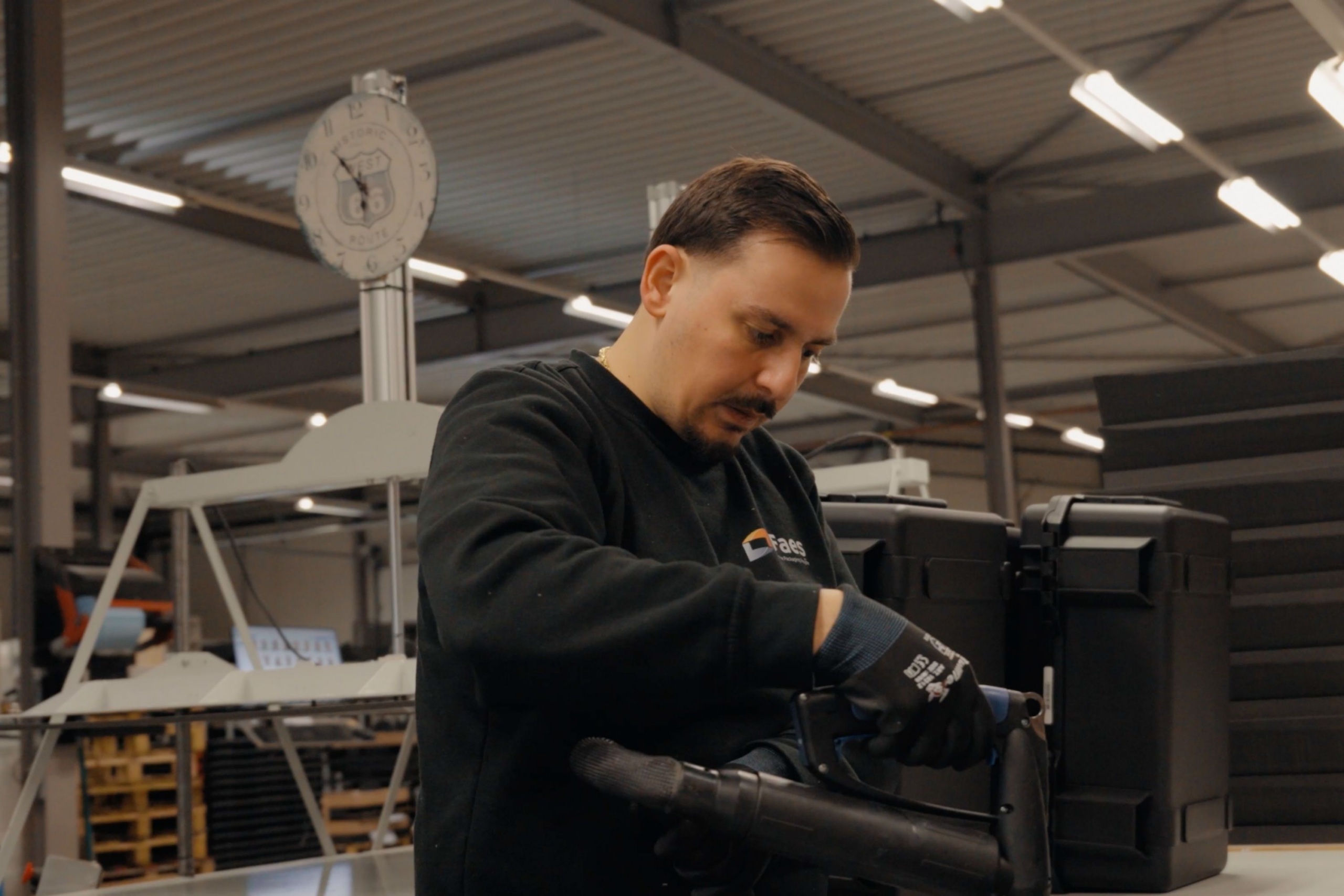 Medewerker van Faes plaatst een kwetsbaar onderdeel in een stevige case met schuiminterieur, passend bij beschermende verpakkingsmaterialen die schade en dead-on-arrival bij gevoelige vracht helpen voorkomen.