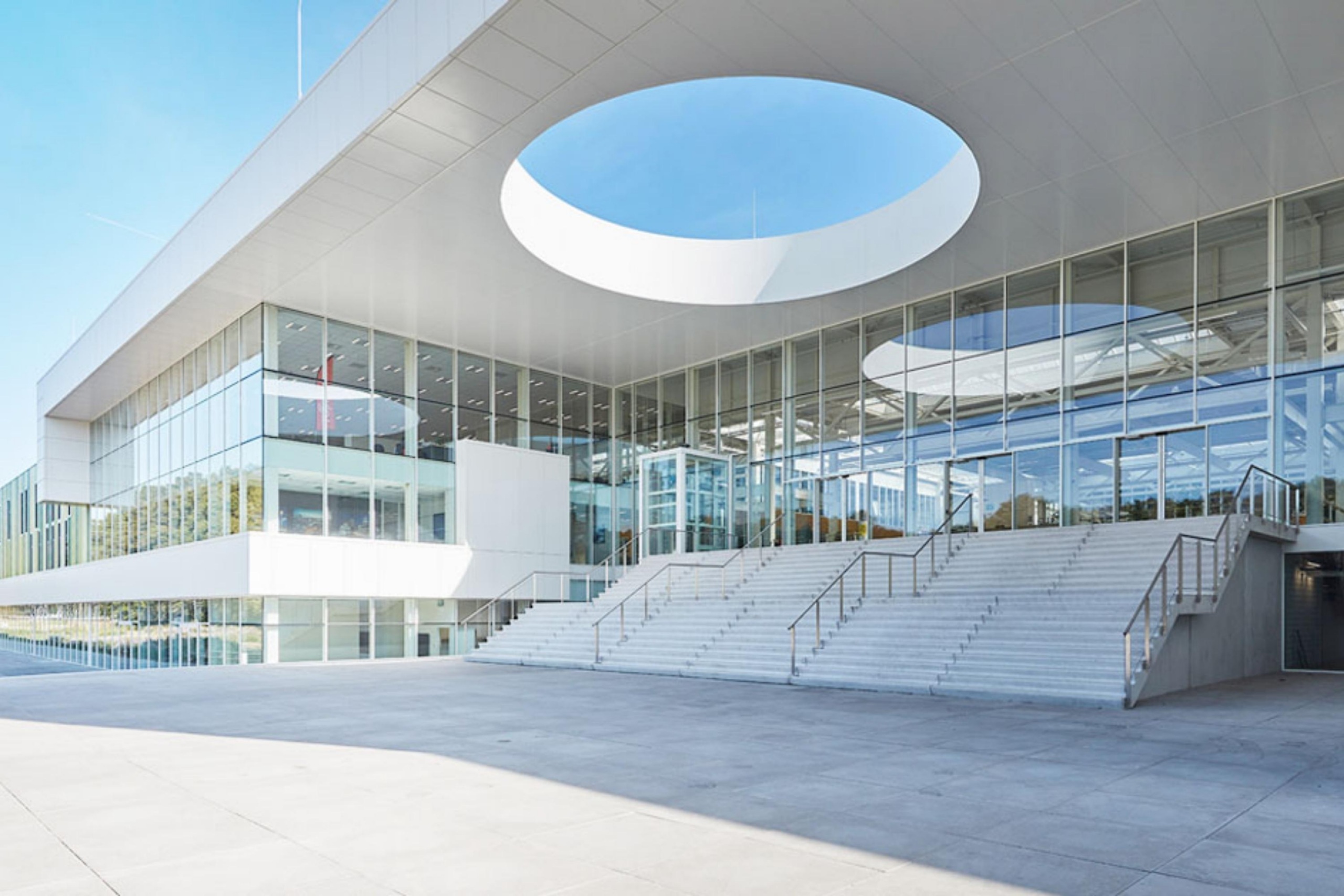 Moderne entree van Brainport Industries Campus, waar Faes als ketenregisseur samenwerkt aan efficiënte en toekomstbestendige logistieke processen.
