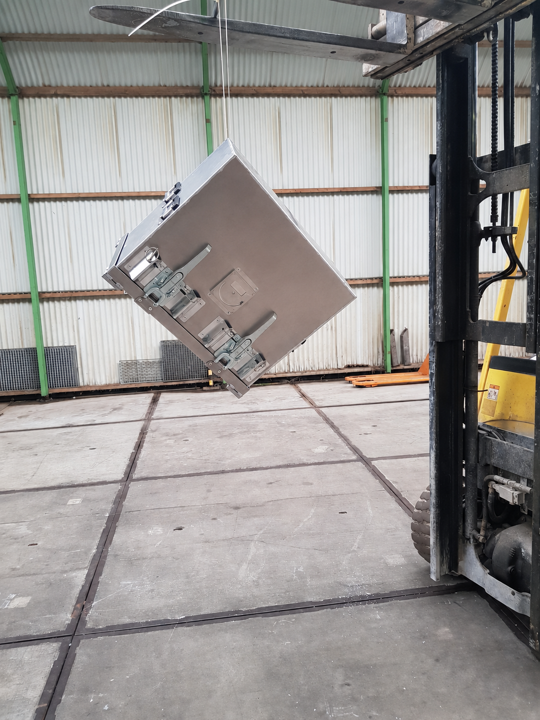 Faes test een industriële transportverpakking onder kantelbelasting met een heftruck om de verpakking te valideren en het risico op dead-on-arrival-schade tijdens transport te helpen beperken.