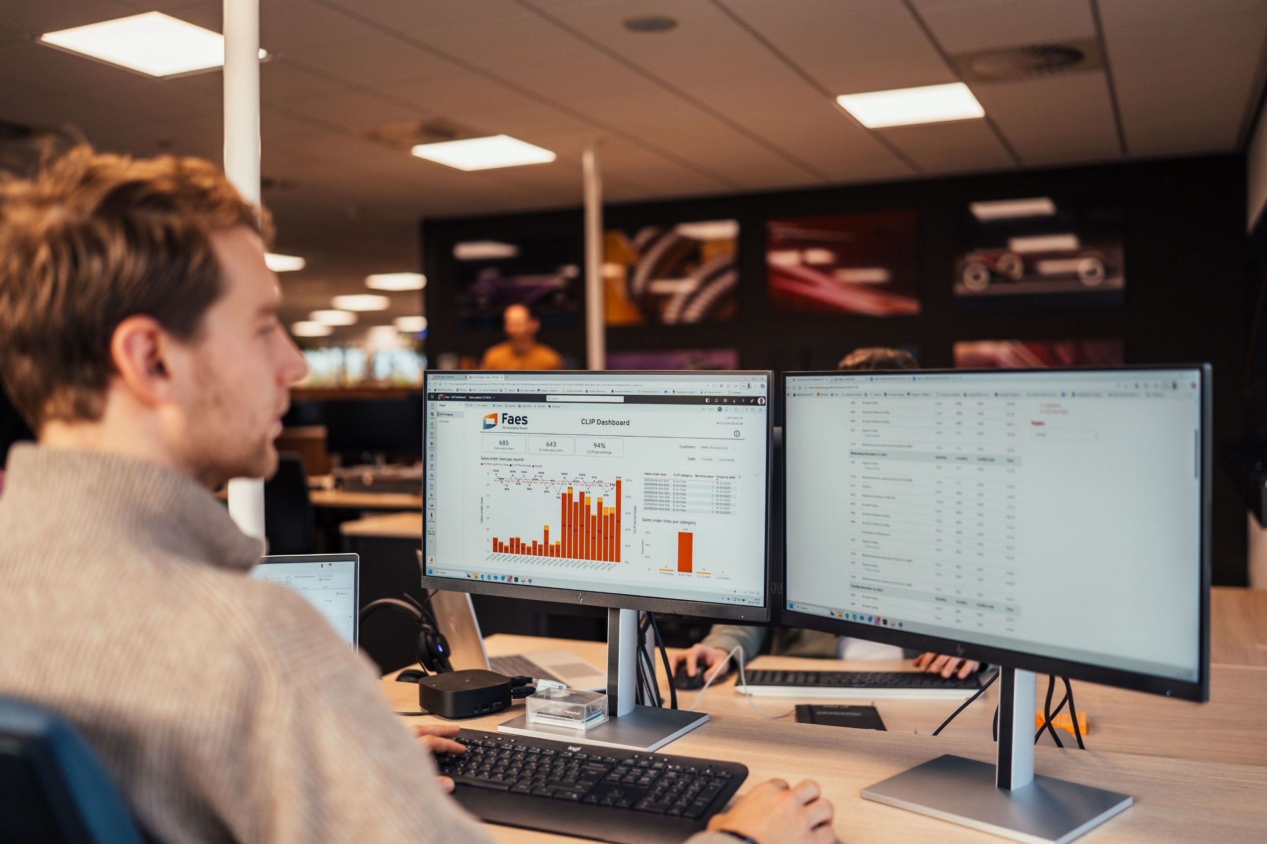 Faes medewerker analyseert logistieke data op een dashboard om oorzaken van dead-on-arrival bij gevoelige componenten te onderzoeken.