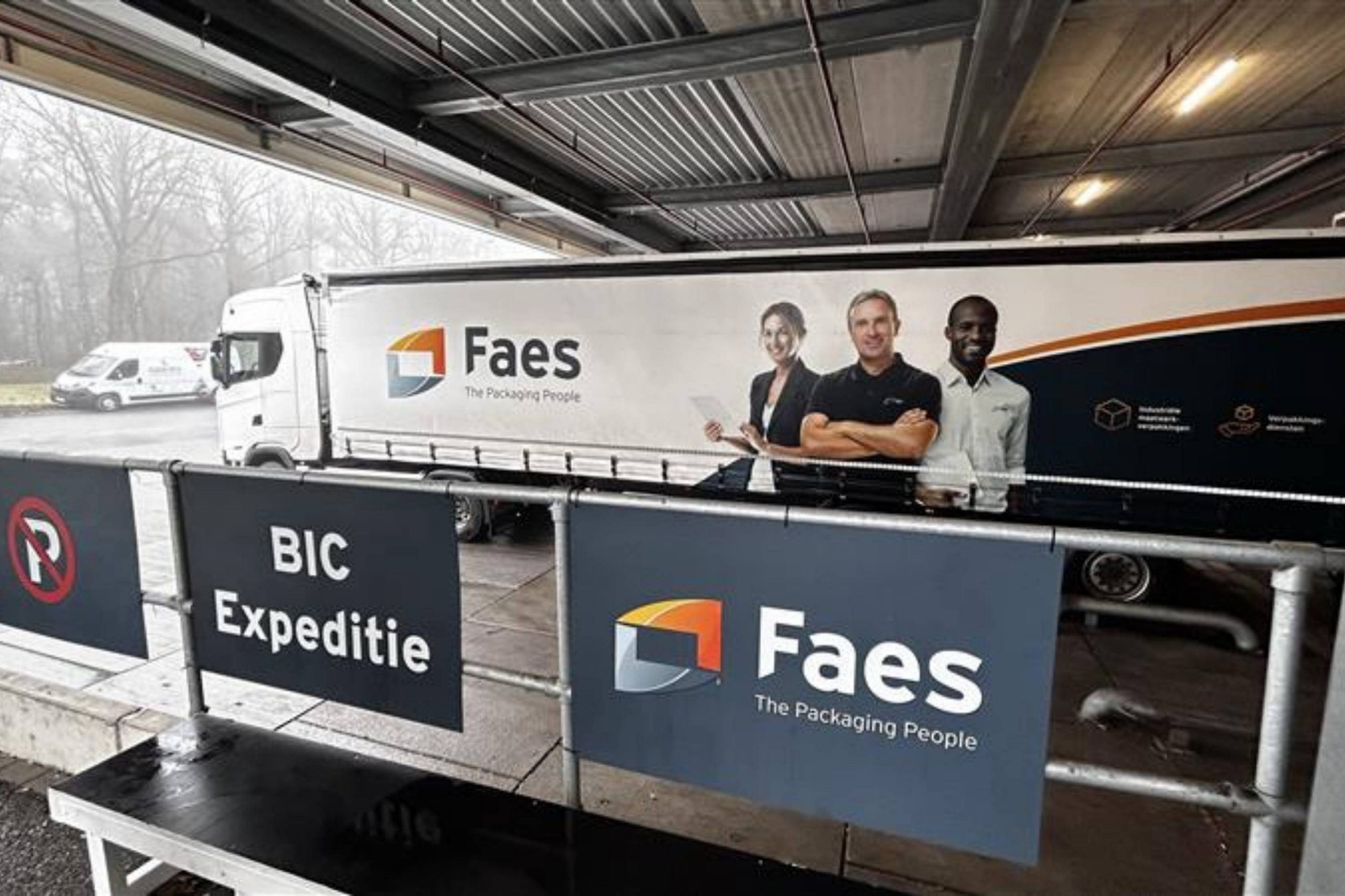 Vrachtwagen van Faes staat bij de expeditie voor het laden en lossen van goederen, passend bij het belang van een zorgvuldig logistiek proces om dead-on-arrival-incidenten en transportschade te helpen voorkomen.