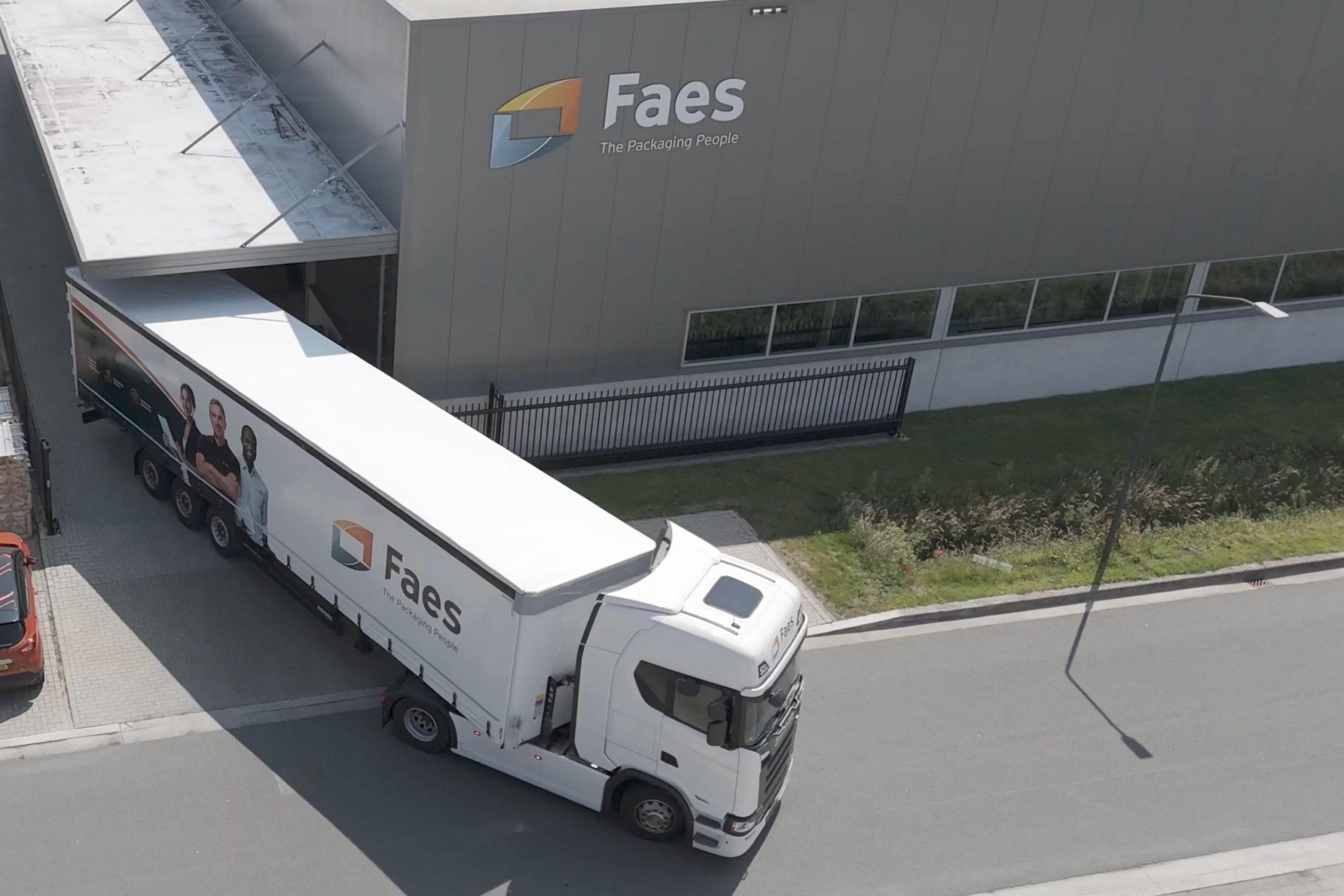 Faes vrachtwagen staat bij het laadperron van het Faes gebouw, passend bij efficiënte retourlogistiek en het beperken van schade in de supply chain.