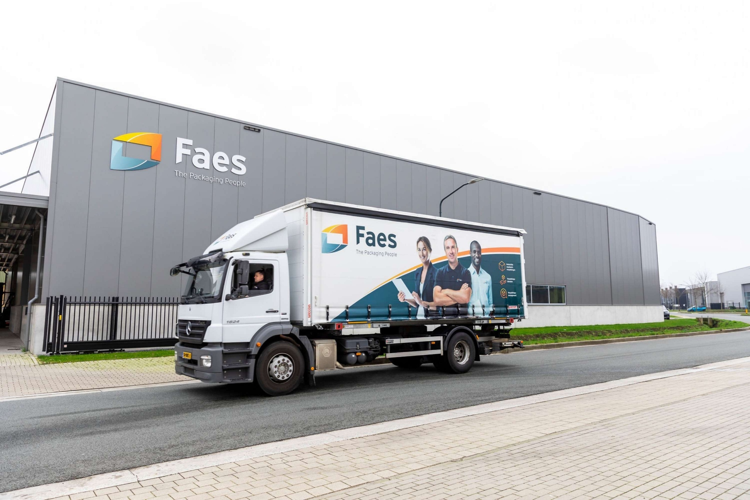 Vrachtwagen van Faes staat voor het bedrijfspand, passend bij het inzichtelijk maken van TCO en rendement binnen logistieke verpakkingsprocessen.