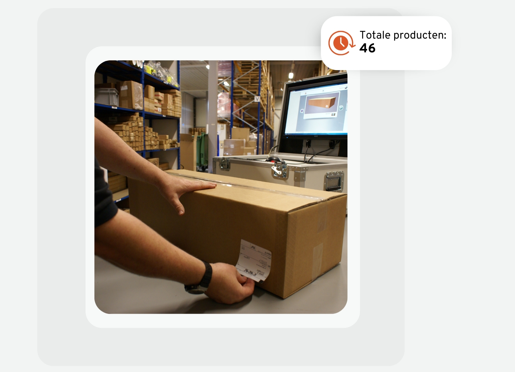 Medewerker labelt kartonnen doos met digitale verpakkingsregistratie in magazijn