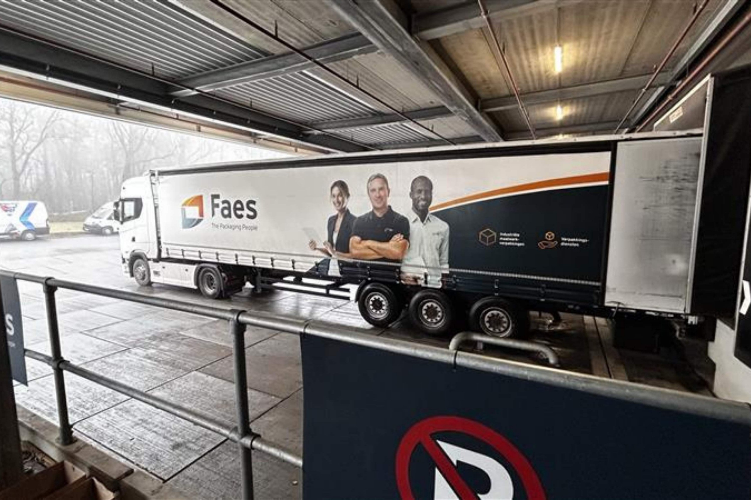 Vrachtwagen van Faes staat bij de expeditie voor het laden en lossen van goederen, passend bij een gecontroleerd transportproces dat het risico op dead-on-arrival en transportschade helpt beperken.