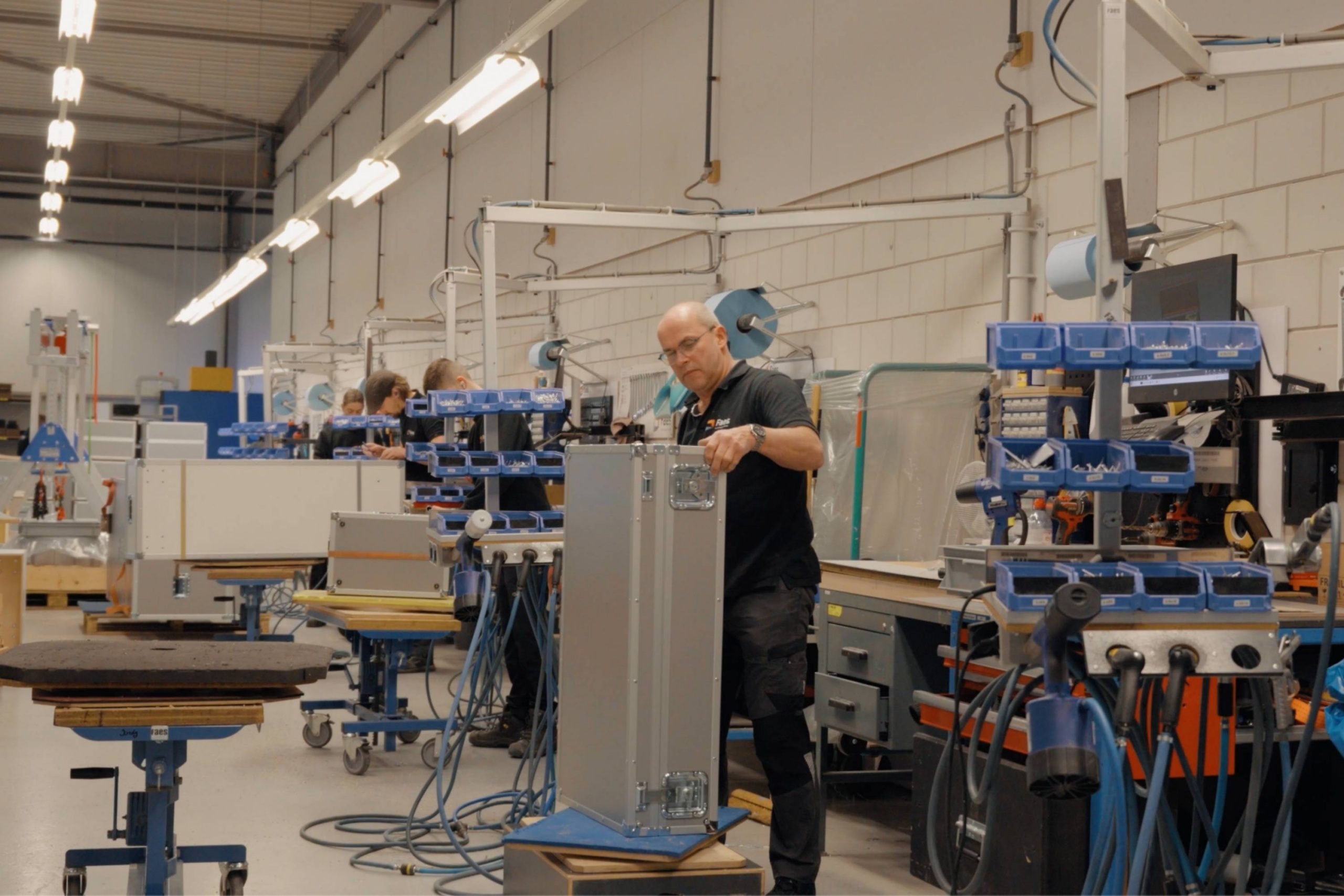 Medewerker van Faes werkt in de werkplaats aan een stevige maatwerk case, passend bij transportverpakkingen die schade en DOA-risico’s bij gevoelige producten helpen beperken.