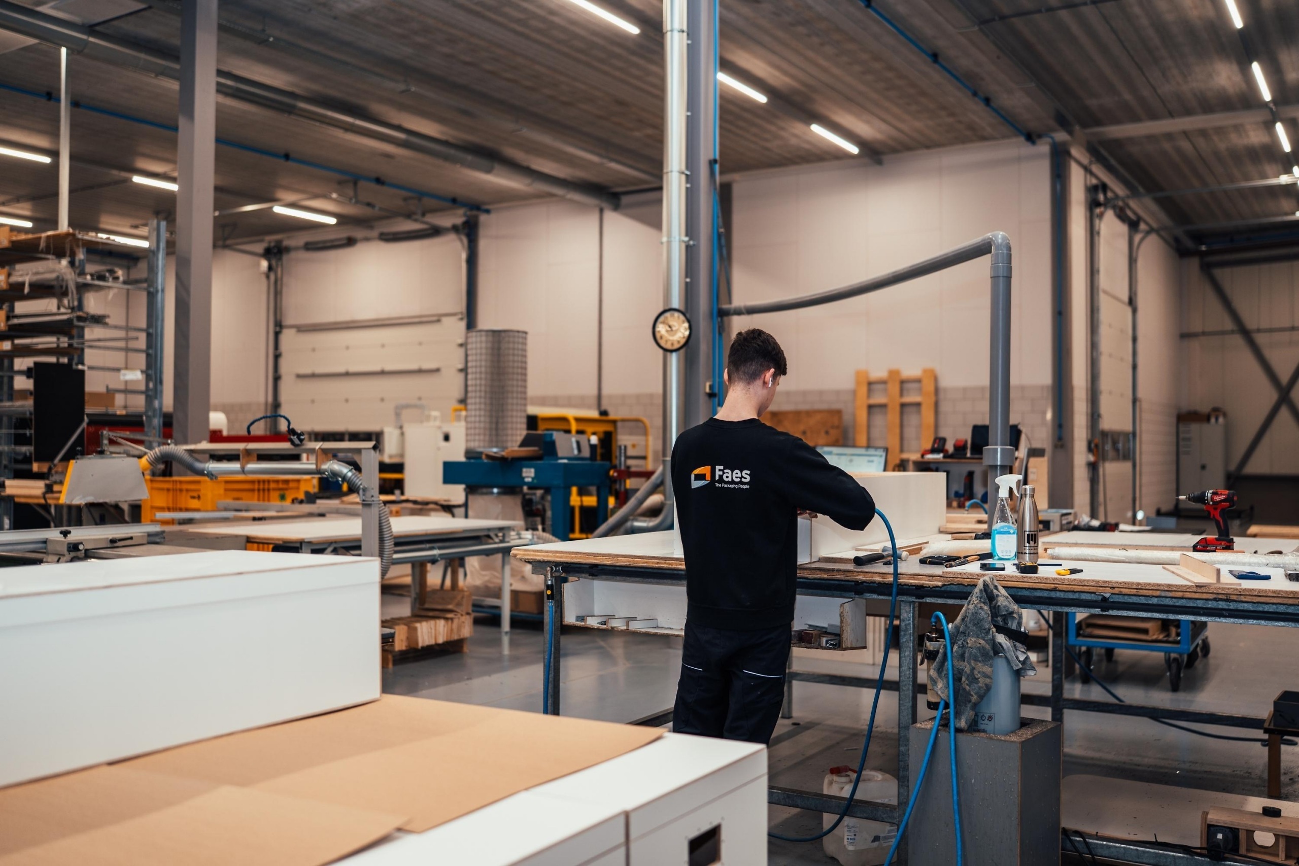 Faes medewerker werkt in de productie aan een maatwerk verpakking die gevoelige producten beschermt tegen transportschade en DOA-leveringen helpt voorkomen.