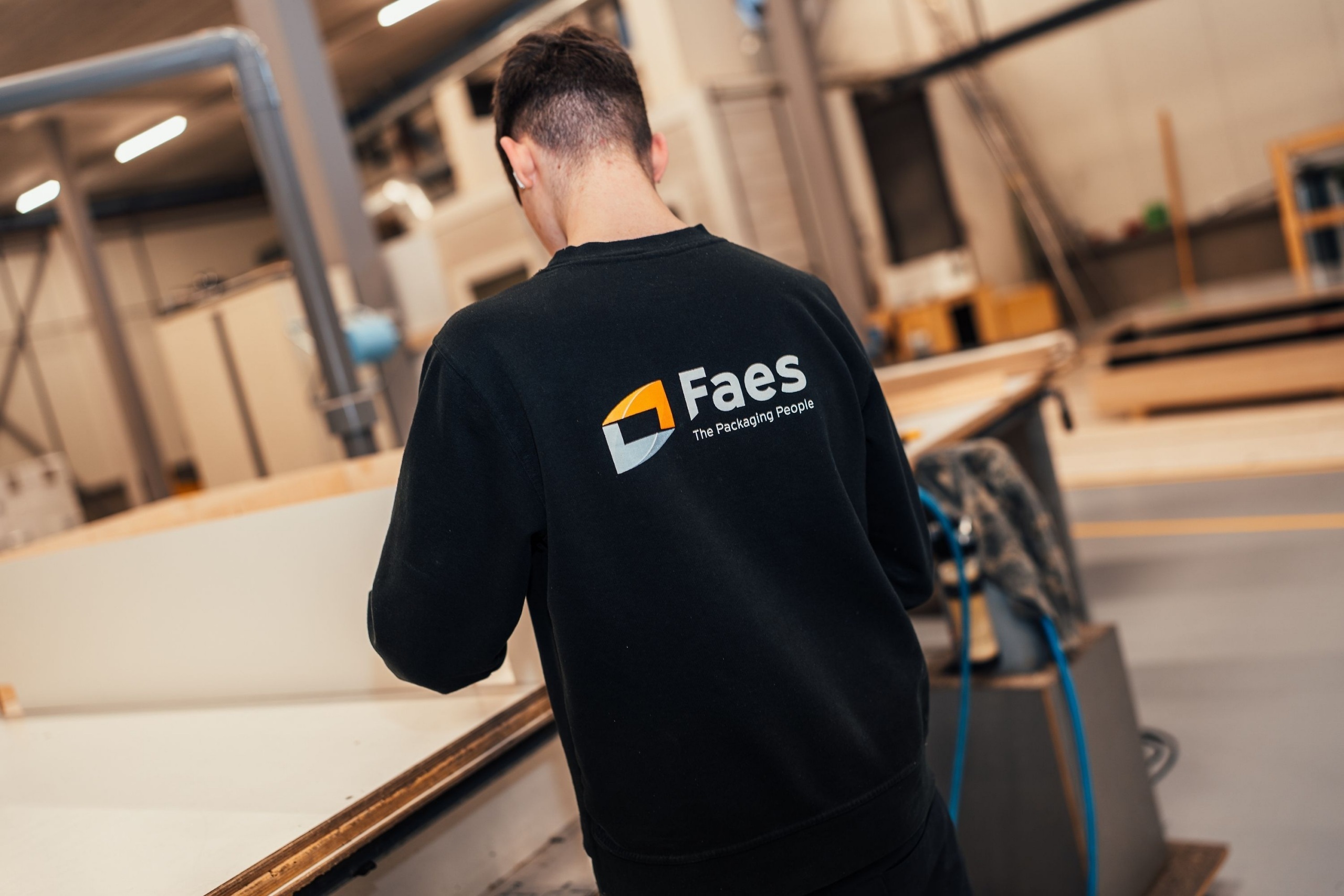Medewerker van Faes werkt aan een maatwerkverpakking in de productie, passend bij een gerichte verpakkingsoplossing om transportschade en dead-on-arrival te helpen voorkomen.