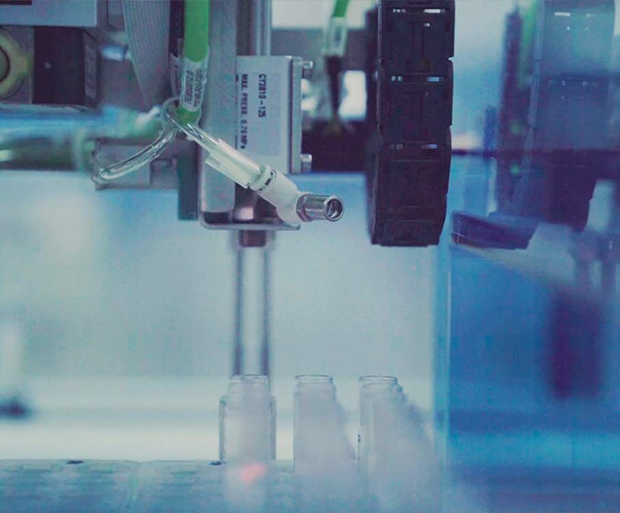 Close-up van een high-tech medisch productieproces waarbij machines kleine medische precisiecomponenten verwerken.
