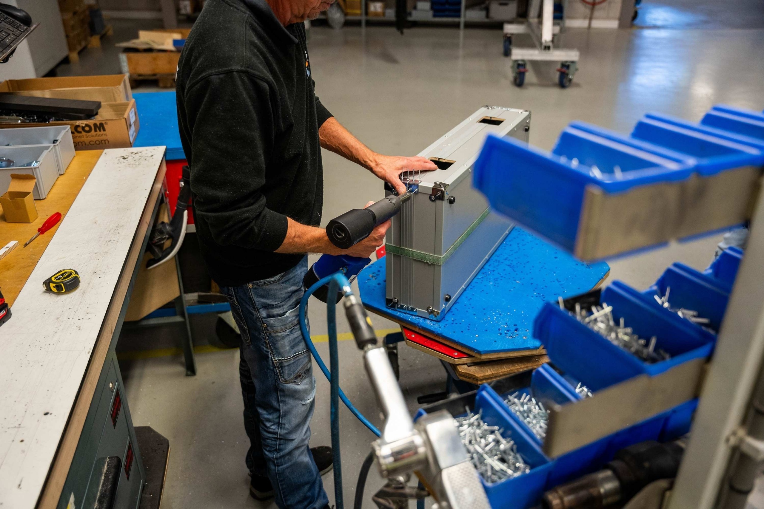 Medewerker van Faes monteert een flightcase met precisie, passend bij een maatwerkoplossing voor het veilig vervoeren en beschermen van drones tijdens transport.