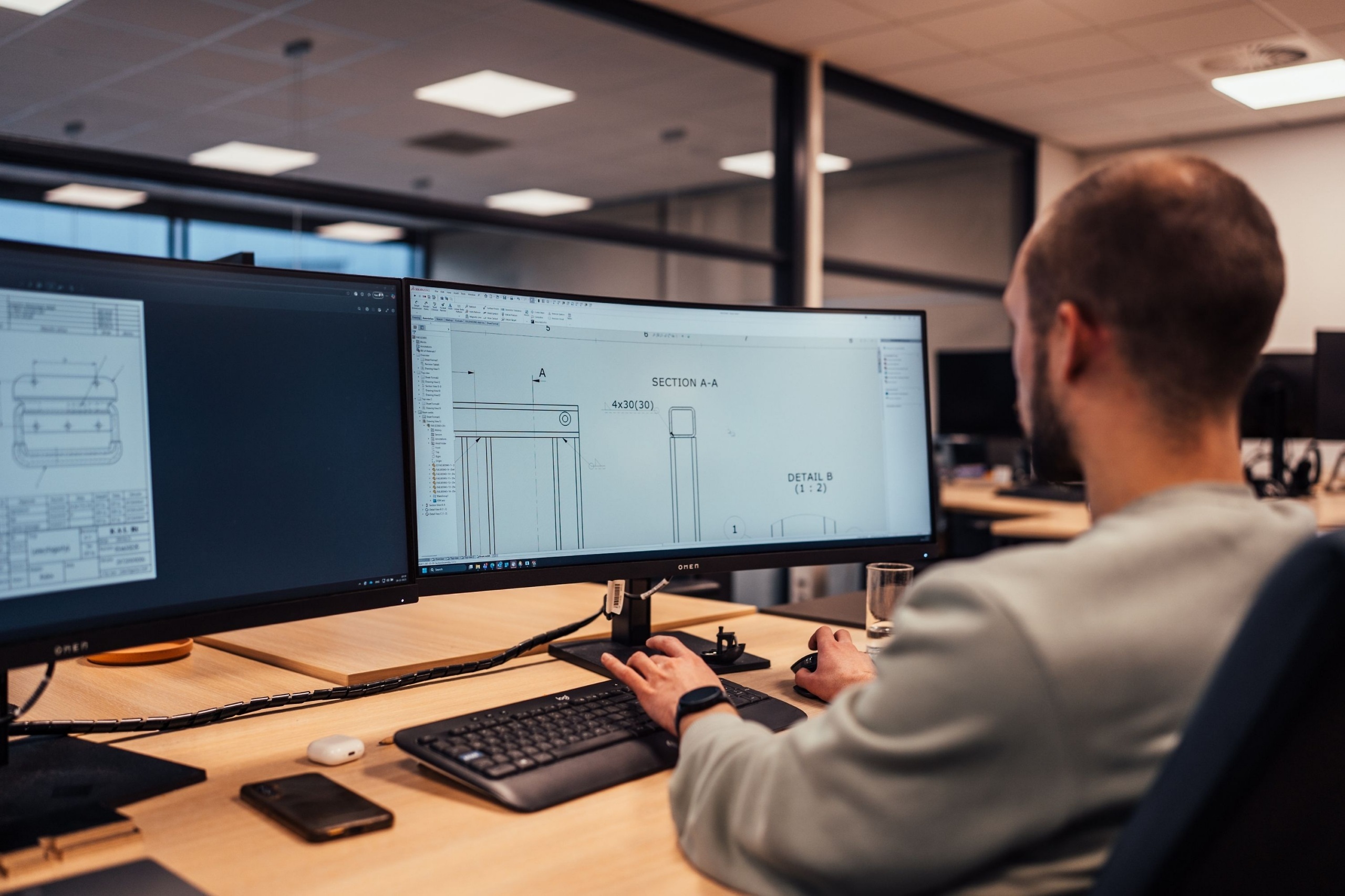 Faes engineer werkt aan een technische verpakkingstekening om schokabsorptie te optimaliseren en dead-on-arrival leveringen te voorkomen.