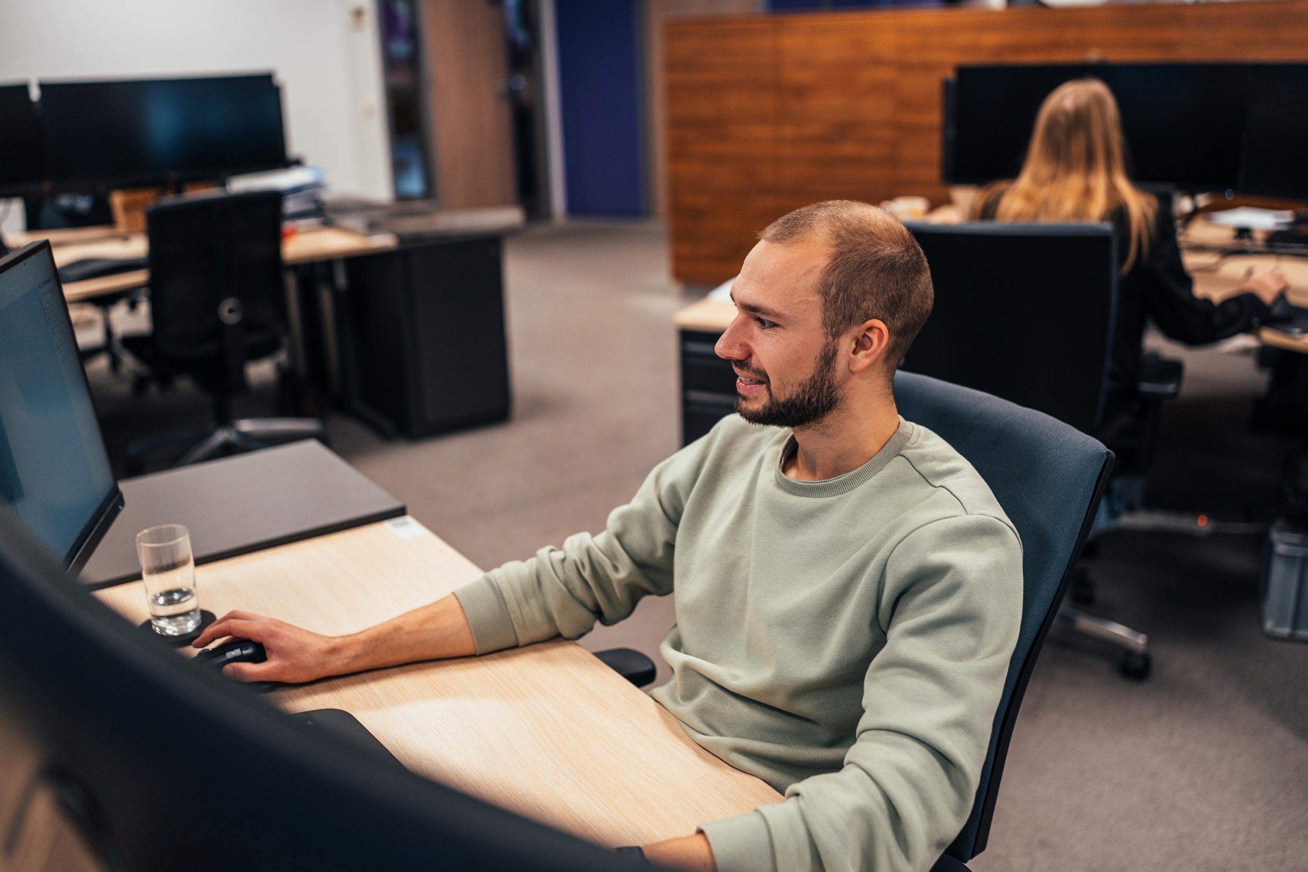Medewerker van Faes werkt in een kantooromgeving achter een computer, passend bij een artikel over veelvoorkomende TCO-fouten in procurement en het breder beoordelen van verpakkingskosten.