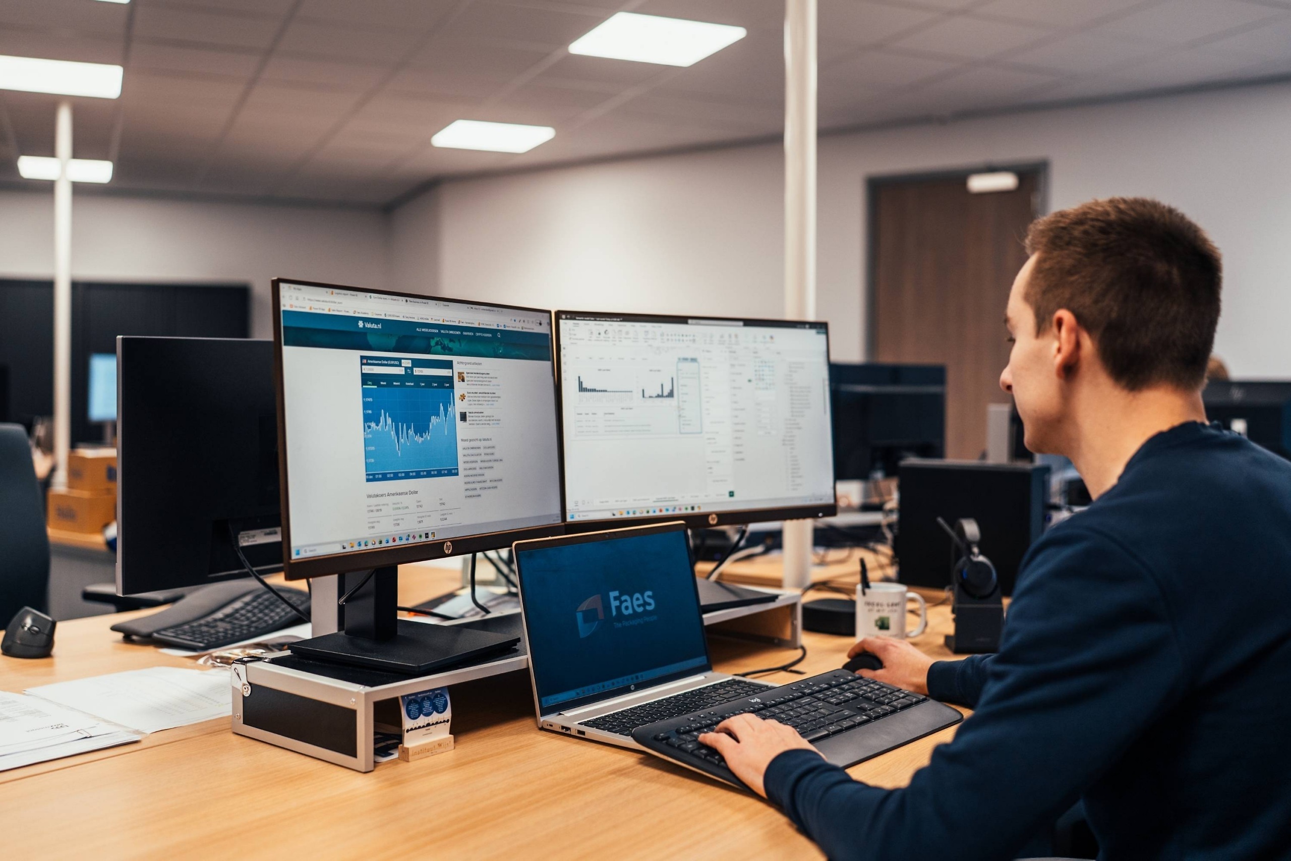 Faes medewerker analyseert kosten- en marktdata om de total cost of ownership van industriële verpakkingen te onderbouwen bij make-or-buy beslissingen.