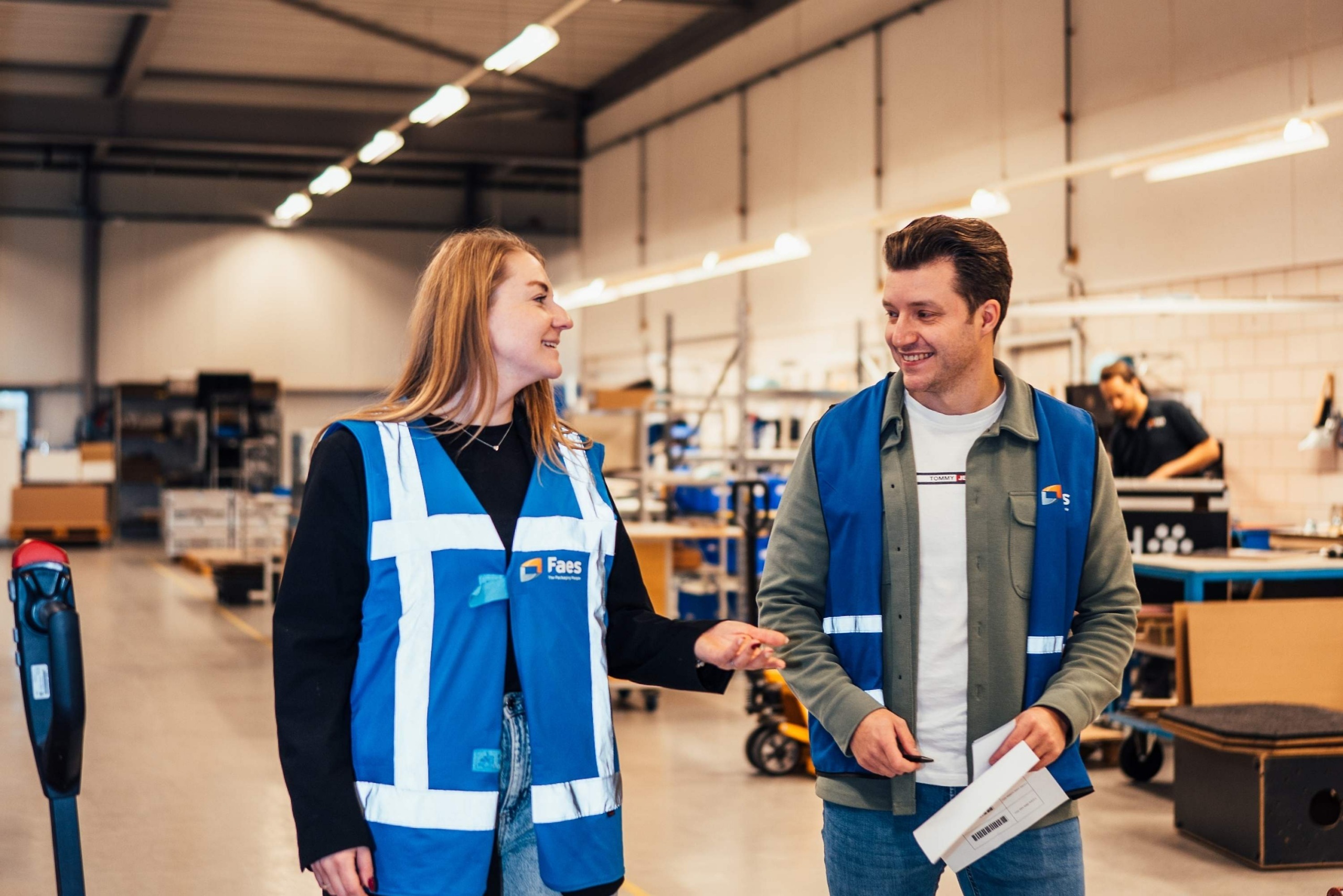 Faes medewerkers bespreken in de productie de stappen van een total cost of ownership evaluatie voor industriële verpakkingen.