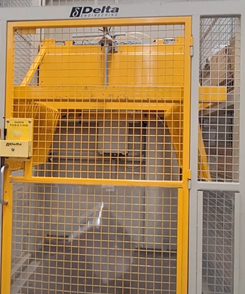 Een Defender-kist van Faes staat in een afgeschermde valtestinstallatie bij BVI, waar de transportverpakking wordt beproefd op bescherming tegen schokken en vallen